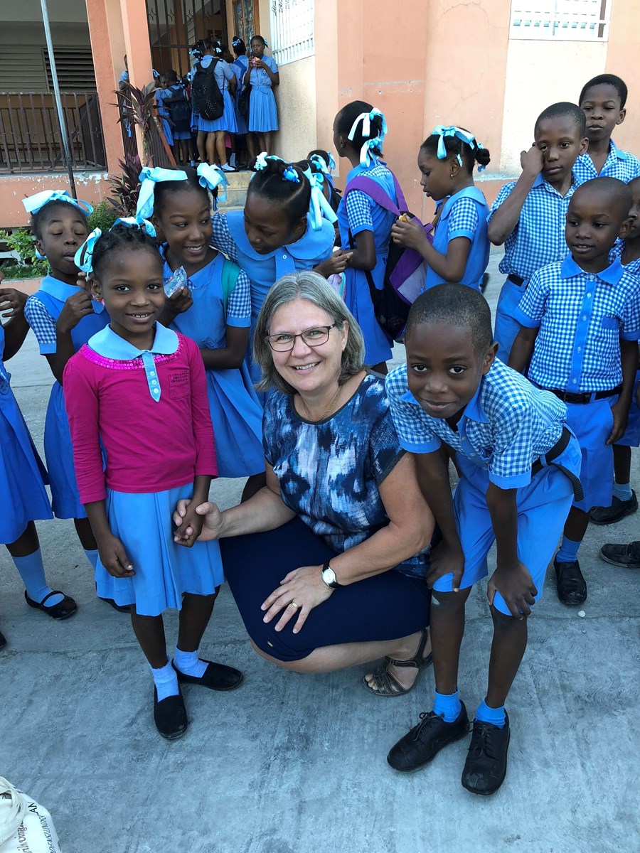 S:ta Maria folkhögskolas dåvarande rektor vid ett besök i skolan i Port-au-Prince. Foto: S:ta Maria folkhögskola