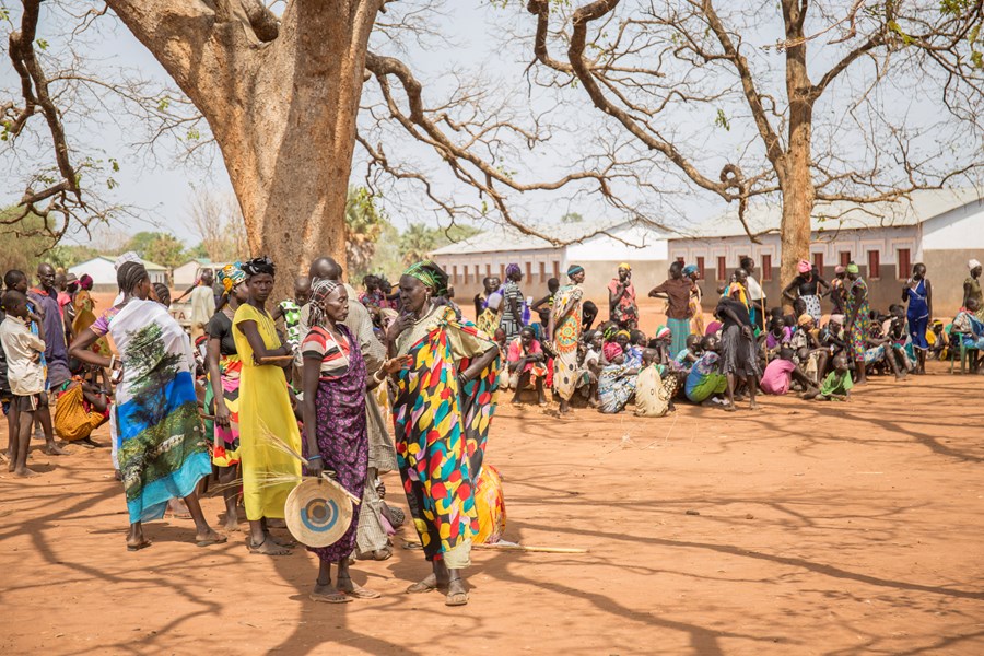 Flyktingar vid hjälpstation i centrala Sydsudan. Bild: CAFOD och Trocaire
