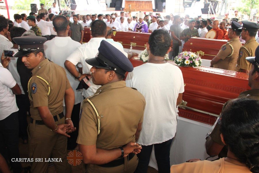 Begravningen av offren Saint Sebastians kyrka i Negombo.              Bild: Caritas Sri Lanka