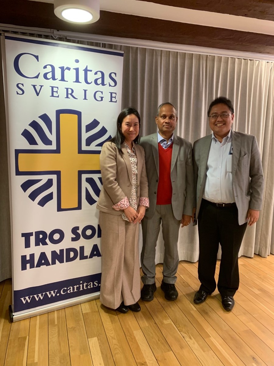 Aunchalee Duangkaew och Soramongkhon Mangalasiri tillsammans med Caritas Sveriges George Joseph.