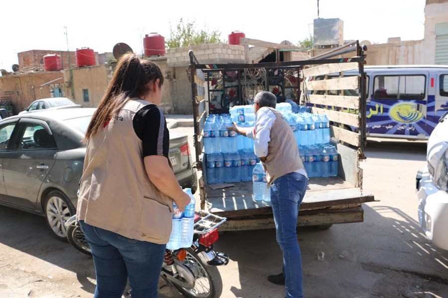 Vattendistribution i Al-Hasakeh. Bild: Caritas Syrien
