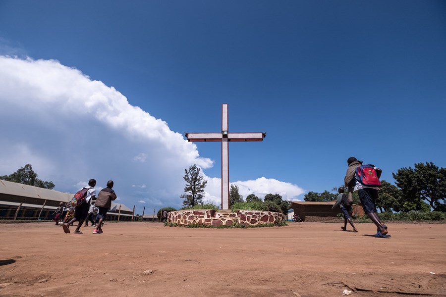 Barn på väg till skolan i Bunia, Kongo-Kinshasa. Bild: Tommy Trenchard/Caritas Internationalis