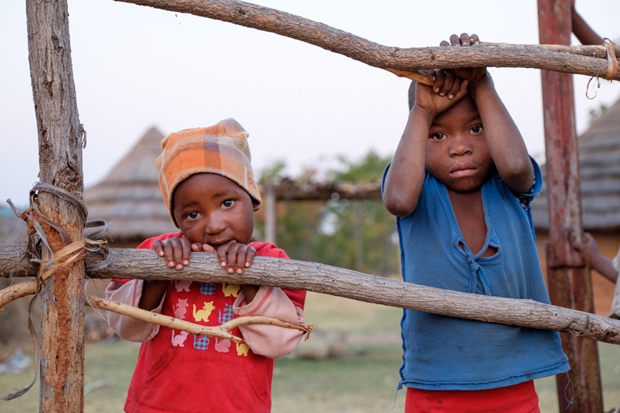 Särskilt barnen drabbas av den ekonomiska krisen och torkan i Zimbabwe.  Bild:Caritas Internationalis