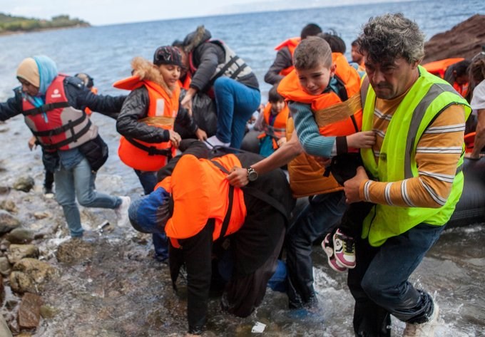 Barn räddas i land efter att ha färdats i gummibåt genom Medelhavet. Foto: Caritas Internationalis