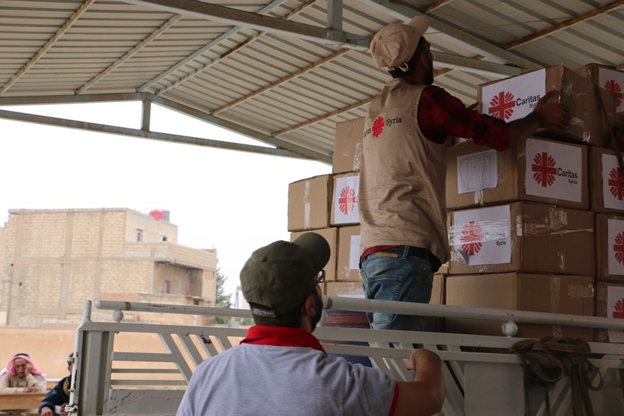 Caritas Syrien delar ut mat i Al-Hasakah. Bild: Caritas Syrien