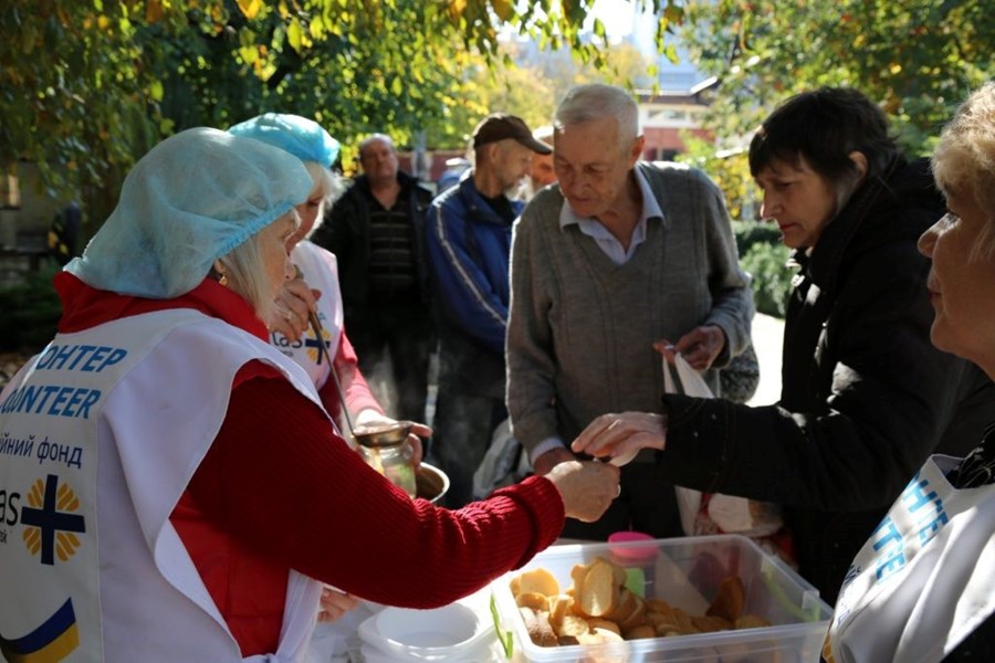 Behovet av hjälp, bland annat med mat, är fortfarande mycket stort. Bild: Caritas Ukraina