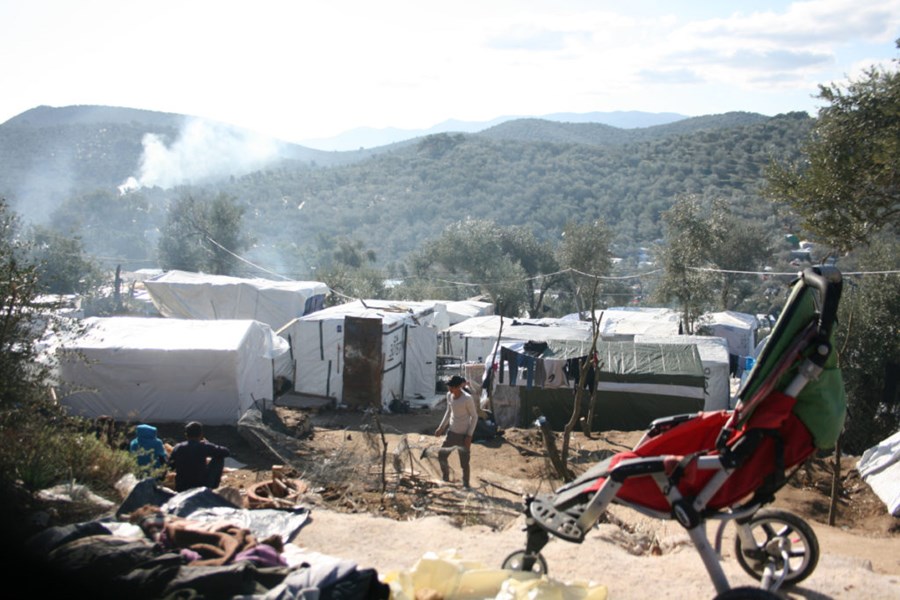 Asylsökande är strandsatta i Moria-lägret på Lesbos.     Bild: Christie Tsantioti/Caritas Grekland