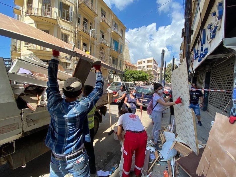 Volontärer städar upp. Foto: Caritas Lebanon