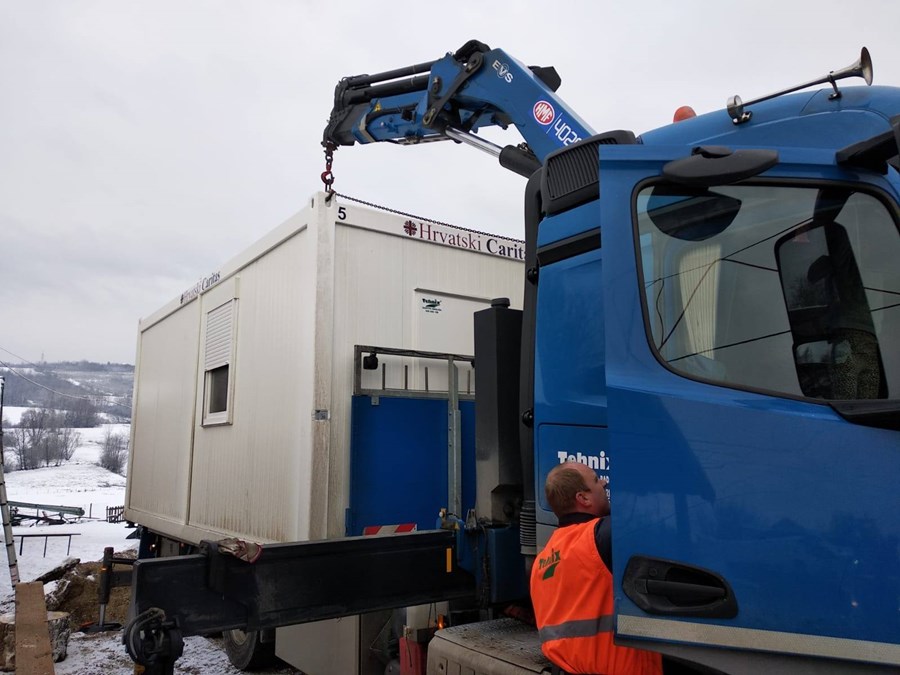 Caritas levererar containrar som blir tillfälliga bostäder år jordbävningsdrabbade. Foto: Caritas Kroatien