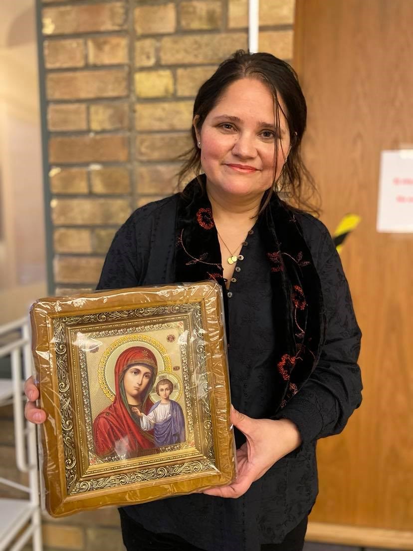 Marie Eidem, koordinator, med Maria-ikonen, en gåva till Mötesplatsen från kardinal Anders Arborelius.