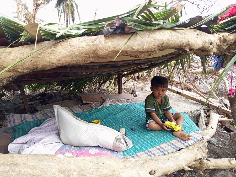 Tusentals människor saknar fortfarande hem efter tyfonen Rais framfart. Foto: Caritas Filippinerna