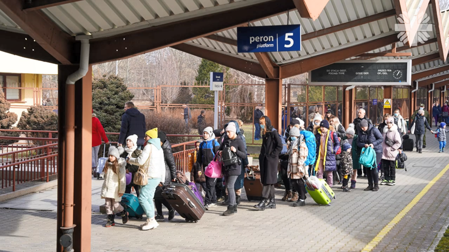Ukrainska flyktingar på en tågstation i Polen. Bild: Caritas Poland