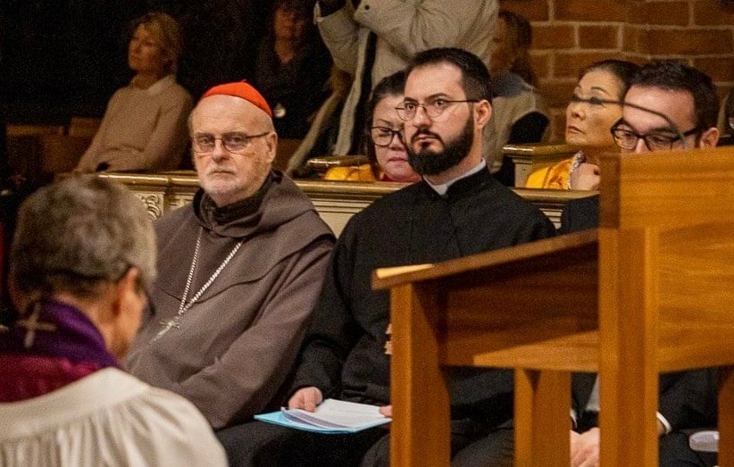 Kardinal Anders Arborelius och Ukrainska katolska missionens rektor Andrii Melnychuk under den interreligiösa manifestationen för fred i Storkyrrkan.  Foto: Greger Hatt Predikoverkstan