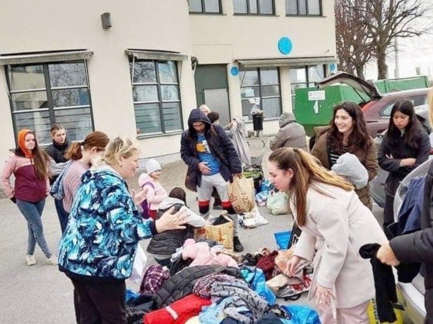 Utdelning av mat, dryck och kläder till ukrainska flyktingar vid Migrationsverket i Malmö. Foto: Caritas Ungdom i Malmö