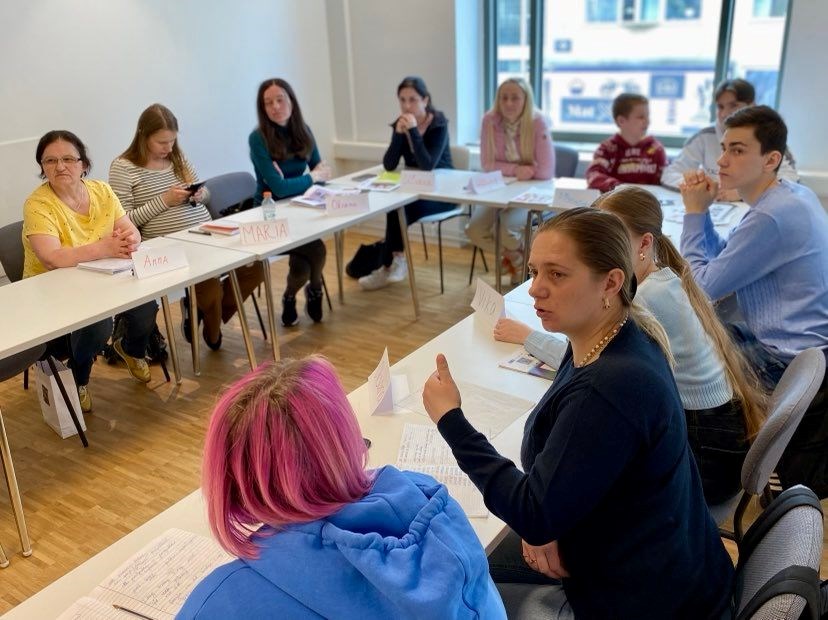 Motivationen att lära sig svenska är hög bland krigsflyktingar från Ukraina . Foto: Caritas Sverige