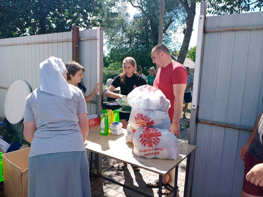 Caritas delar ut förnödenheter till de krigsdrabbade i Ukraina. Foto: Caritas Spes