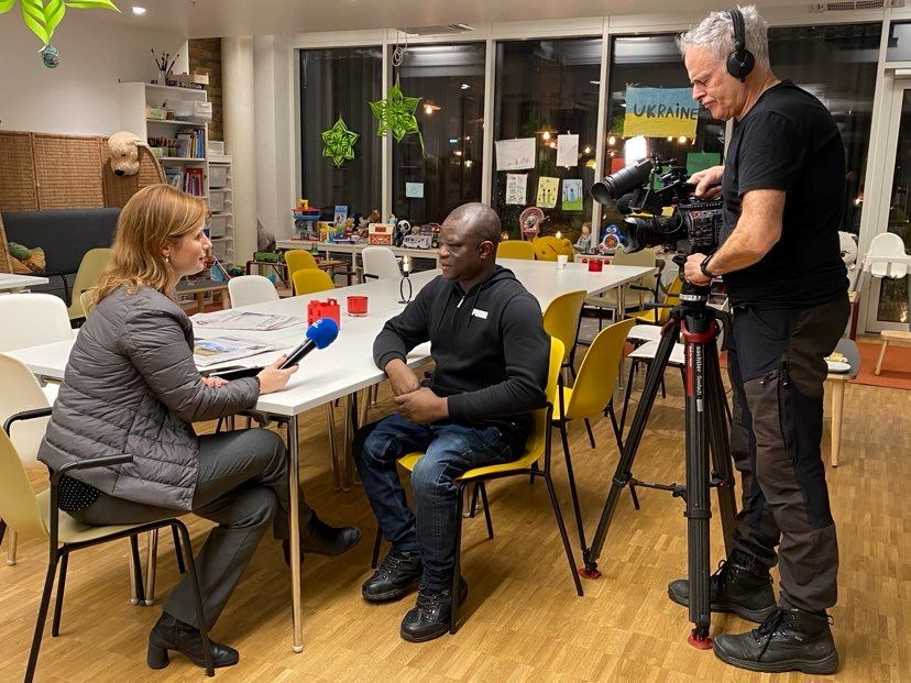 Julius Ntobuah på Mötesplats Caritas intervjuas av EuroNews.