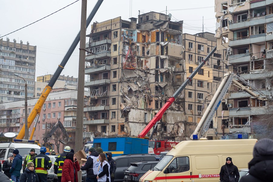 Bostadshuset i Dnipro bombades den 14 januari. 44 personer dog. Många blev hemlösa. Foto: Caritas Ukraine