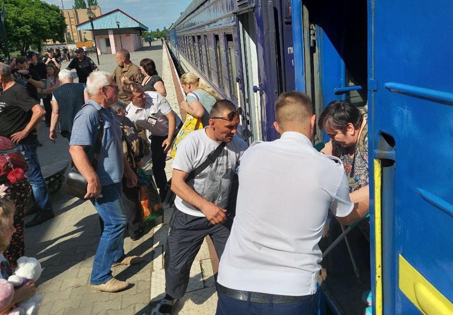Det första tåget med evakuerade anländer till staden Mikolayiv. Bild: Caritas Mikolayiv