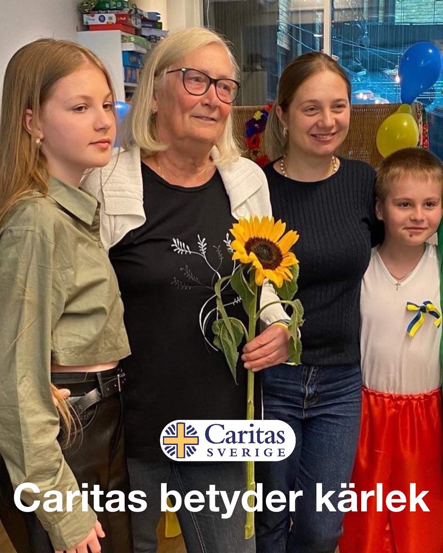 Volontären Merja, här omgiven av besökare på Mötesplats Caritas, undervisar i svenska som andra språk.