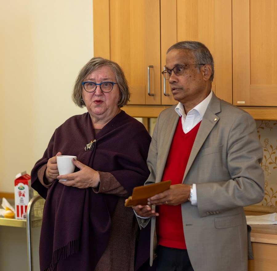 Alina Maric är drivande i Caritas S:t Lars språkcafé i Uppsala. Caféet samlar ett femtiotal besökare som får hjälp av ett tjugotal volontärer varje onsdag eftermiddag. Här med George Joseph.