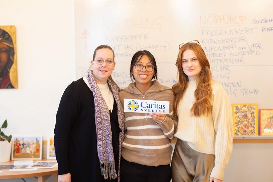 Caritas Ungdom Malmö besöker äldre, pysslar med barn, samlar och delar ut mat och kläder till behövande och samarbetar med flera lokala hjälporganisationer. Från väster: Louise Swierz, Vanessa Glimelius och Judita Petruskeviciute.