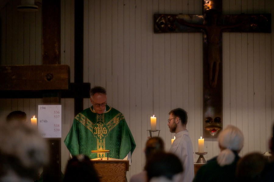 ... och många fick nya krafter att fortsätta tack vare helgens andliga dimension. Här: Heliga mässan med jesuitpater Philip Geister. Matyaś Belina från Stockholm och Akira Pingol Jirenfelt från Göteborg hjälper till.