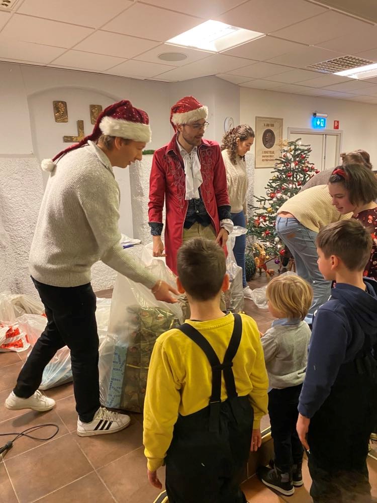 Klapparna delades ut under Mötesplats Caritas julfest.