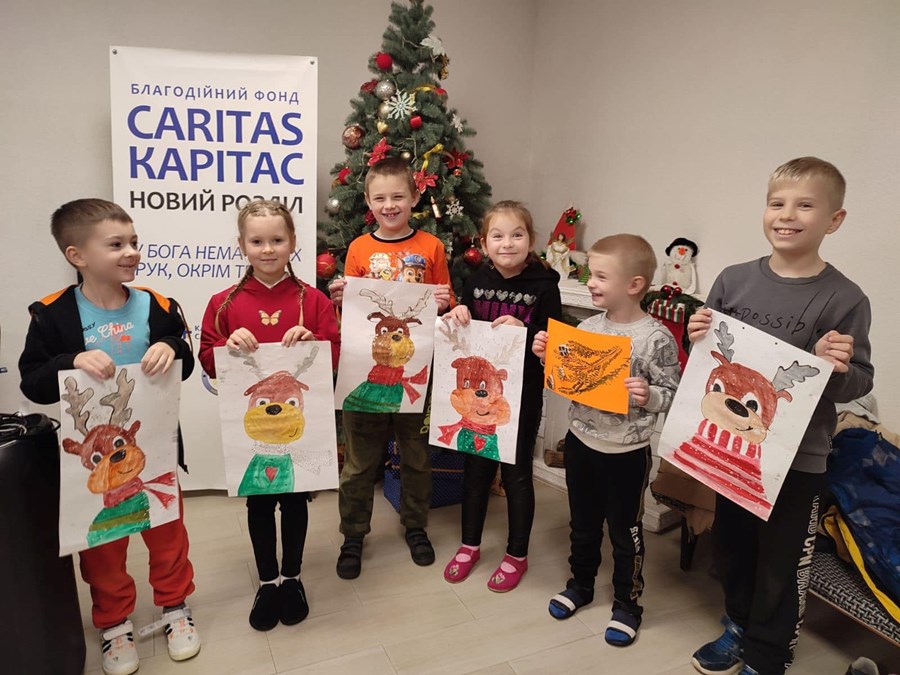 Unga besökare på en av Caritas Trygga platser för barn. Foto: Caritas Novyj Rozdil