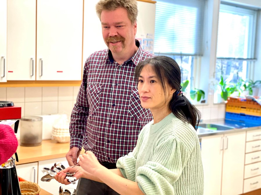 I Botkyrka bjuder volontärer på fika, samlar in kläder till behövande och hjälper till med samhällsorientering.