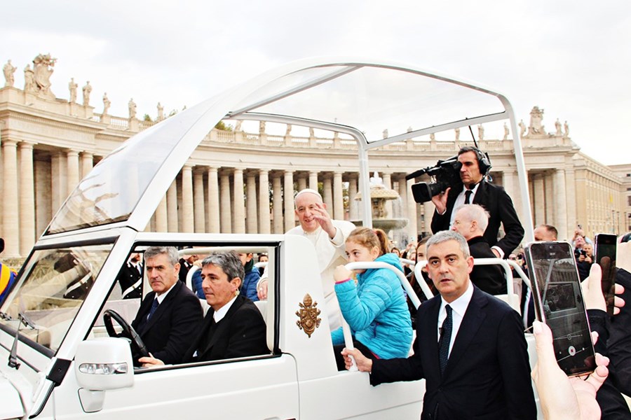 Påvemobilen gjorde det möjligt för Franciskus att träffa miljoner människor...