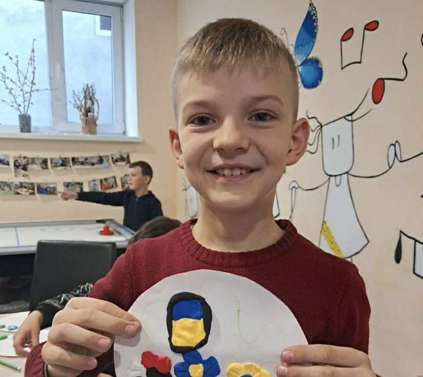 Vlad är glad; på Caritas trygga plats för barn finns plats för skratt, gemenskap och kreativitet. Foto: Caritas Pidkamin.